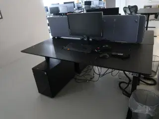 Computerskærm SAMSUNG, dockingstation LENOVO ThinkPad, tastatur, mus