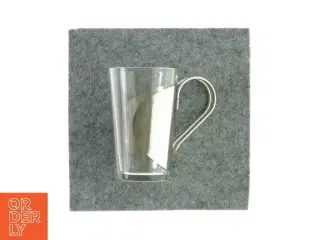 Glas med metal håndtag