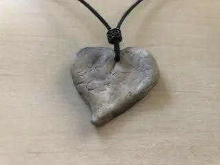 Halskæde i sort lædersnor med hjerte i sten 