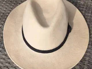 FLOT ORIGINAL WAYNE AND JONES ULD HAT, STR. 56