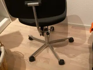 Fritz Hansen Kontorstol sælges 