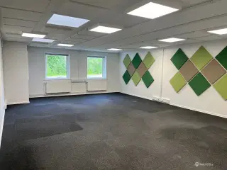 Kontorlokaler. velbeliggende med parkering og gode tilkørselsforhold.