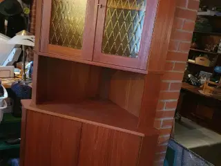 Hjørneskab i teaktræ. Låger med glas