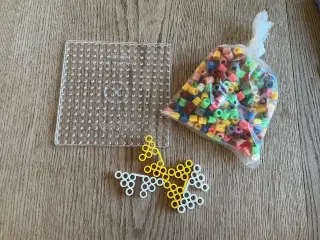 Hama maxi perler, plade og fødder. Samlet 35kr