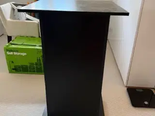 Sort talerstol med hylder og skuffe