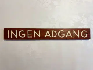 Flot gammelt teak skilt 