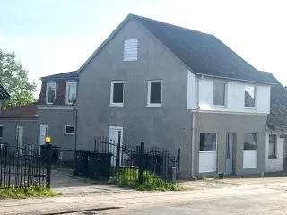 Hus, 4 værelser plus 120 m2 til andre formål