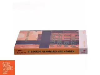 Vi legede gemmeleg med verden : roman af Lærke Malmbak (Bog)