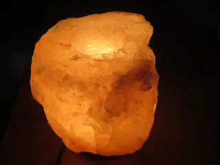 ROSENKVARTS. Bordlampe.