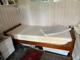 Senge i teaktræ