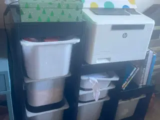 Praktiske skabe til hele familien sælges