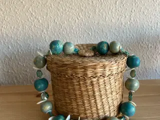 Halskæde med perler og keramik
