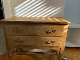 Lille kommode med to skuffer