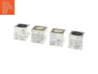 Kvadratiske lysestager med julemotiv fra Menu (str. 5x5x5 cm)