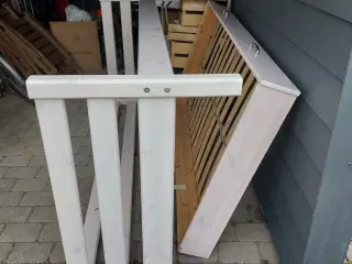 Flexa seng i hvidbejdset fyr med rulleseng og side