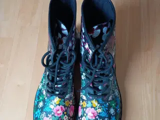 Dr Martens med blomster