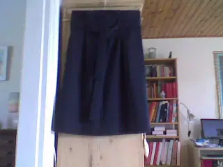 Mørkeblå nederdel