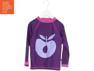 UV-bluse med lilla æblemotiv fra Småfolk (str. 104)