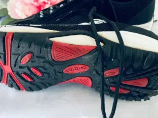 Sneakers næsten som nye pæne 