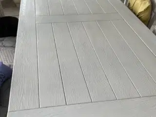 Hvidt massivt spisebord med stole