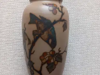 Hjort kemamik. Brun vase fuglemotiv
