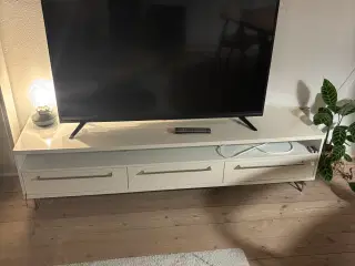 Fin tvbord skal væk grundet renovering