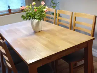 Spisebord med 6 stole 