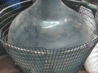 Vinballon i glas, med trådkurv