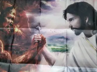 Flag stort Jesus og Djævelen lægger arm