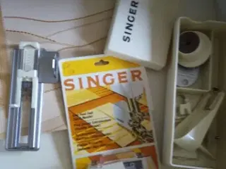 Singer 1425  Symaskine 	 med bord hvor der er låge