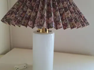 bordlampe med blomstret skærm