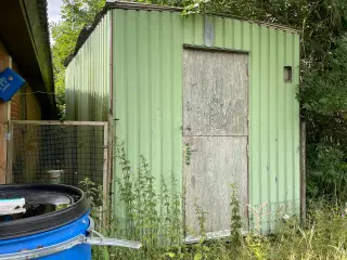 Skurvogn uden hjul. Brugt til høns.