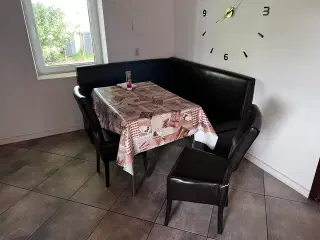 Køkken sofa med bord og stole 