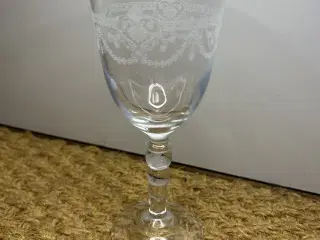 Rødvinsglas m. ciseleringer