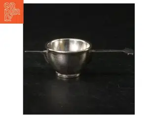 Sølvfarvet målebæger (str. Målebæger Længde, 11,5 cm. ø. 5 cm)