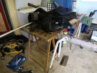 Bordplade med 2 stk. bukke uden indhold