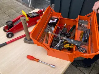 Værktøjskasse med indhold + donkraft