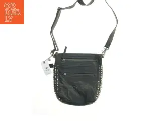 Sort skuldertaske med nitter fra Re: Designed (str. 28x26,5 cm)
