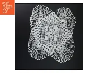 Hæklet dug (str. 33x30 cm)