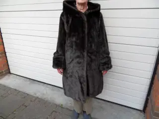 PELS. Kunstpels med foer og hætte. Perfekt stand