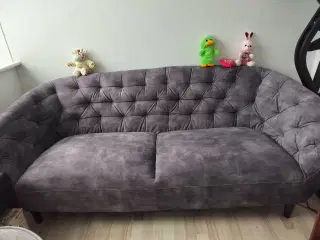 Fin 2 personer sofa og et fint lille bord ca 3 år