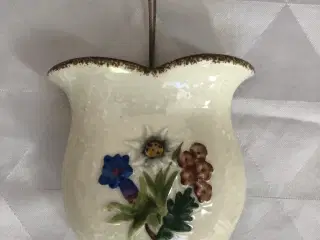 Keramik vase til ophæng med blomstermotiver