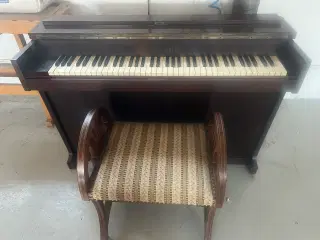 Lille klaver sælges