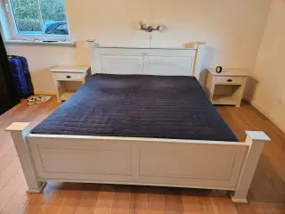 Dobbeltseng med sengeborde 