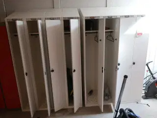 2 stk. Omklædningsskabe med 4 rum i hver
