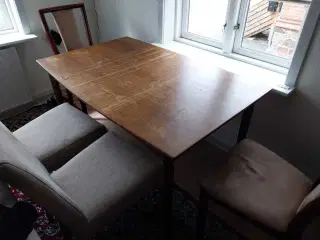 Spisebord i træ