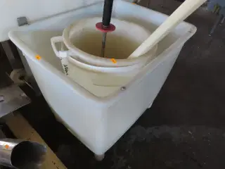 Plastkar inkl. Indhold.