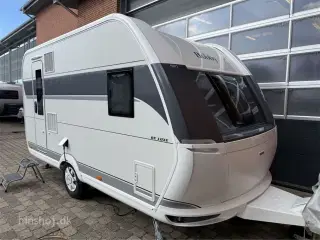 2025 - Hobby De Luxe 400 SFE   Fantastisk rejsevogn fra Hobby med en dejlige franskdobbelt seng fra Hinshøj Caravan.