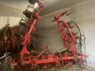 Steketee 12 rækket. Der medføger plader til små afgrøder.