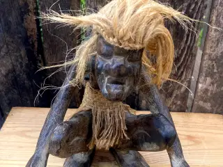 * Afrikansk mand - i mørkt træ